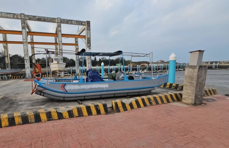 竹南龍鳳漁港漁船遭竊　棄置出海口岸邊