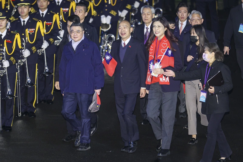 卓榮泰、韓國瑜、鄭麗文步入會場　出席升旗典禮