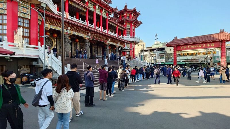 柯文哲嘉義參拜　民眾排隊合影