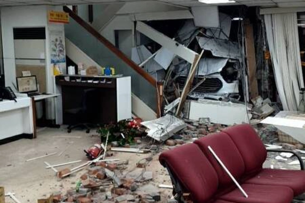 三立採訪車失控衝撞銀行　牆壁被撞穿