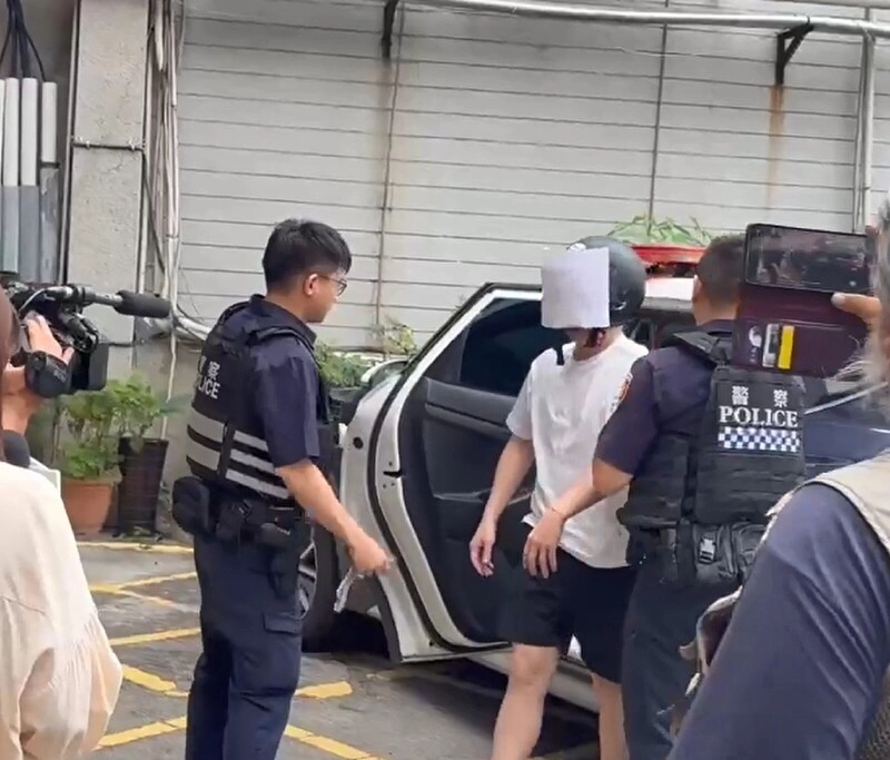 男疑酒後糾紛對台中商辦1樓大門開13槍　投案送辦