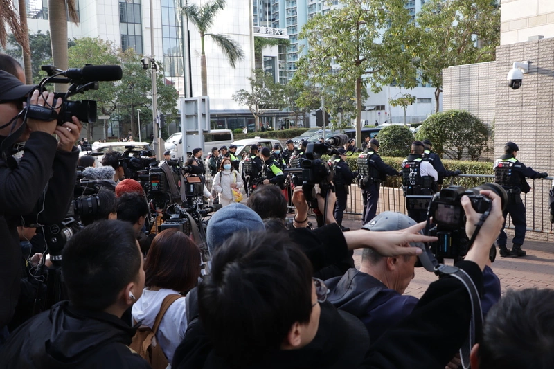 黎智英重判20年  支持者法庭內外高聲呼喊表達不滿