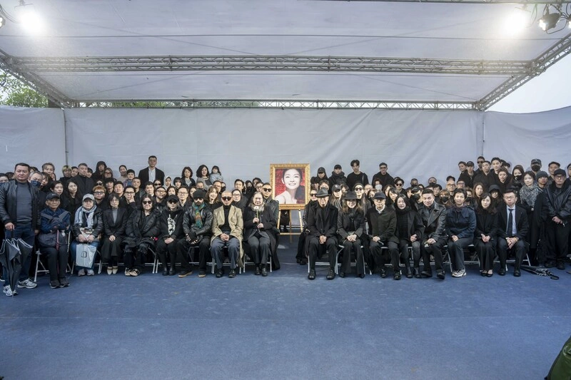 大S逝世1週年雕像揭幕　具俊曄、小S拭淚追思