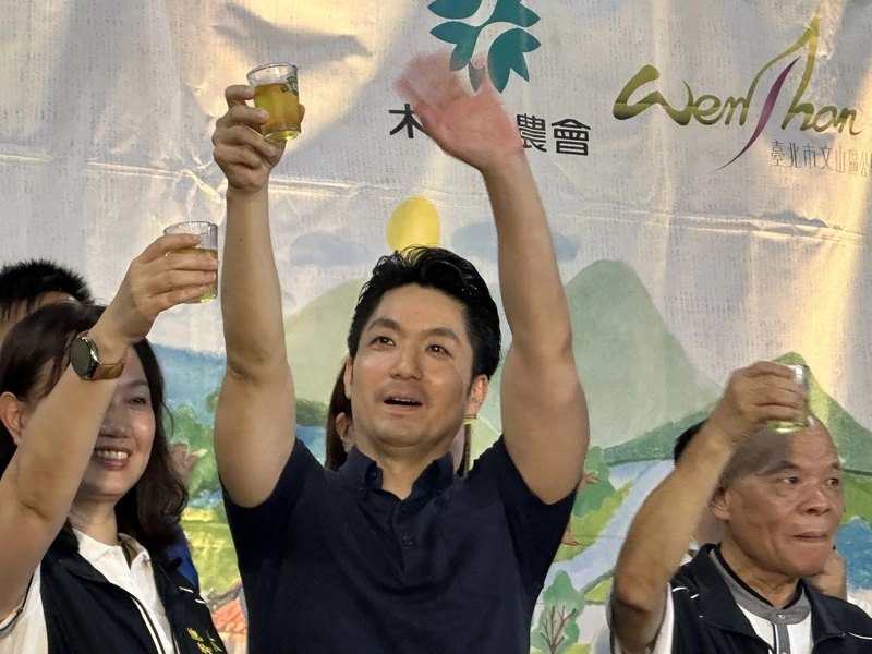 沈伯洋、蔣萬安相遇握手未交談  隔空交鋒淹水議題