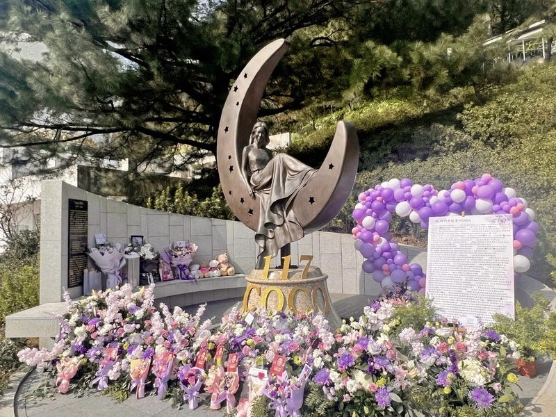 李玟51歲冥誕　紀念雕像前歌迷布置花海