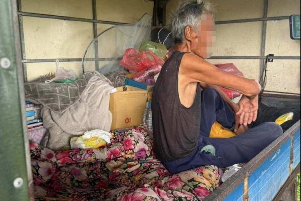 7旬翁以廢棄貨車為家住中彰大橋下　吃野菜蝸牛度日
