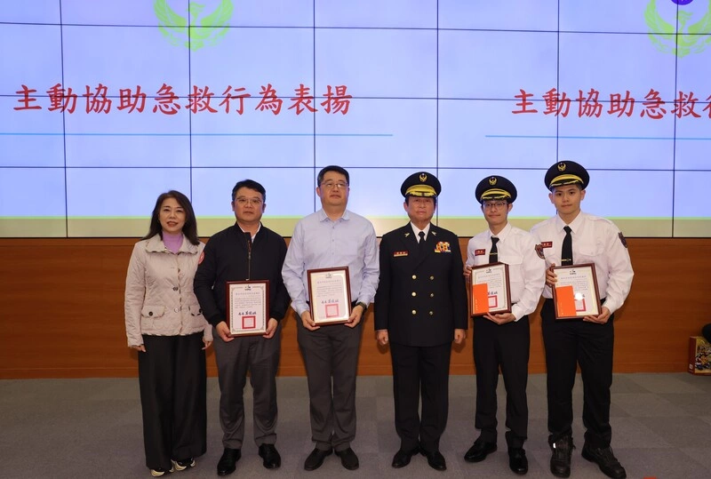 飯店董事長兄弟接力CPR救命　獲北市消防局表揚