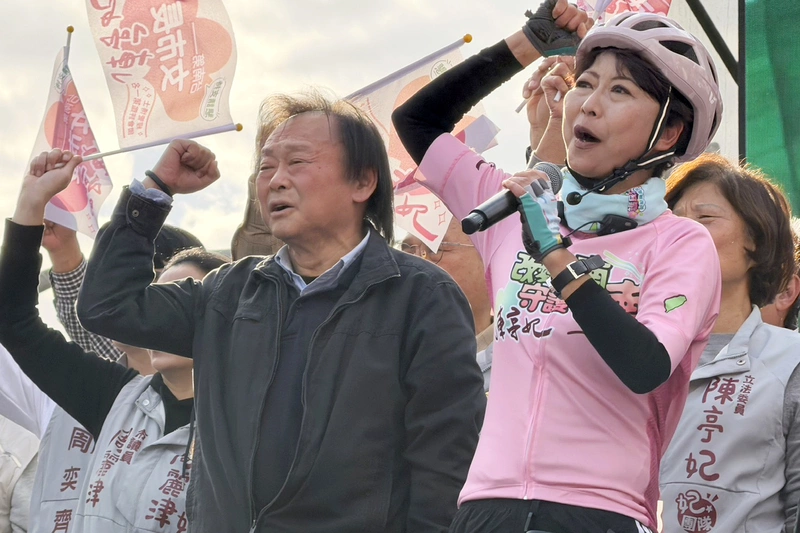 陳亭妃鐵馬行抵台南市政府前造勢