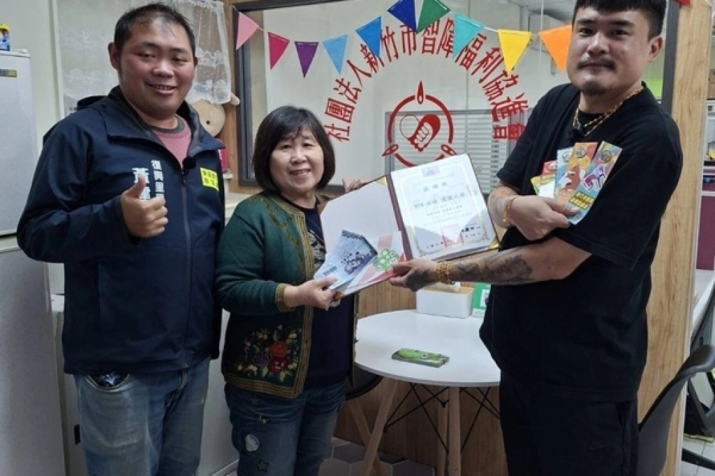 漢堡餐車竹市快閃義賣　攜手里長捐盈餘助弱勢