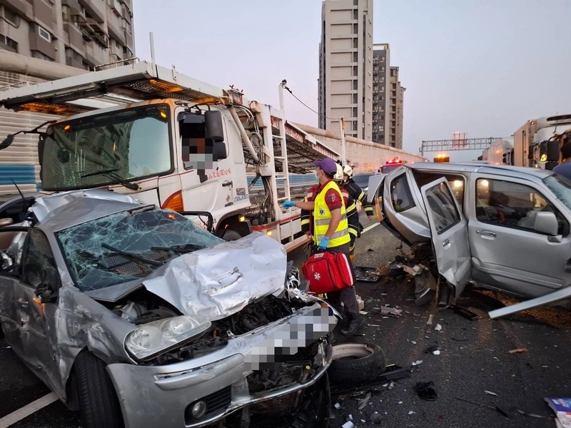 國道2號桃園八德段10車連環撞  7人受傷送醫