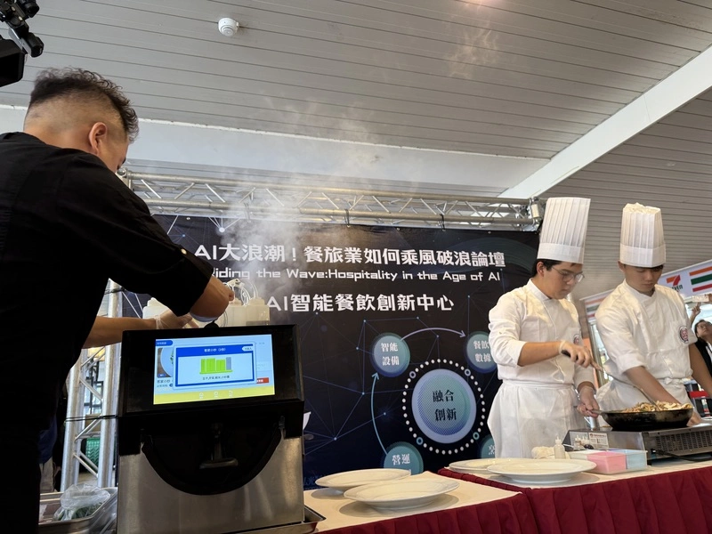 真人廚師與AI智能廚師比賽客家小炒（2）