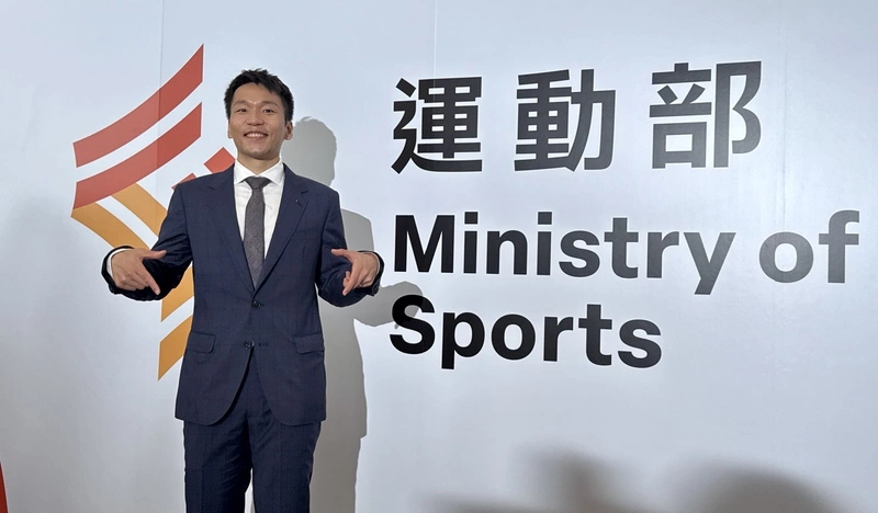 李洋和運動部看板合影