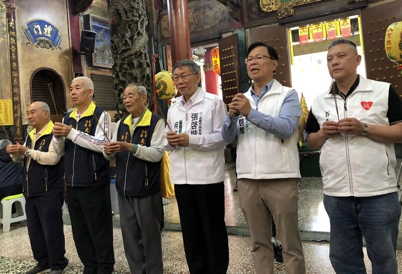 嘉義市宮廟參拜　柯文哲：競選市長藍白一定會整合