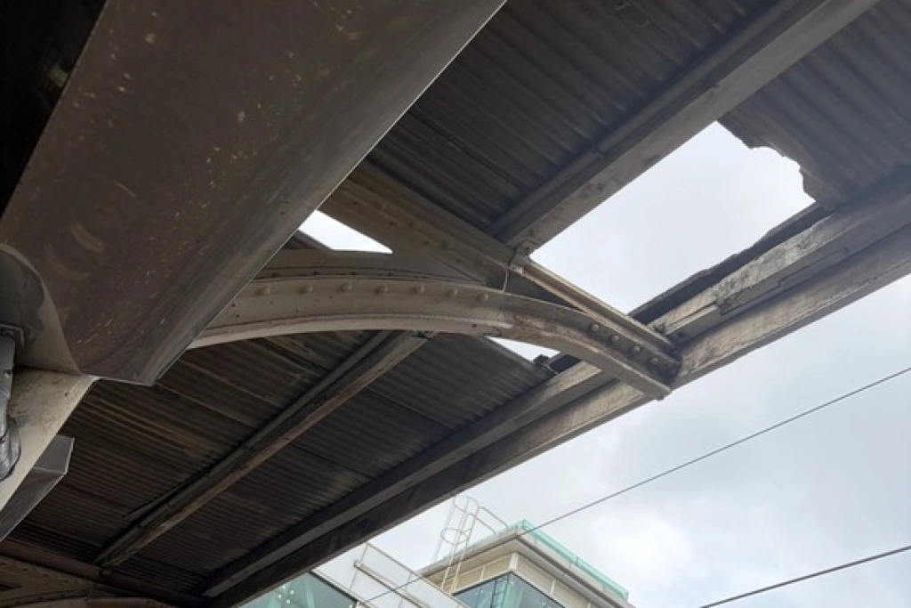 台南火車站月台燃燒冒煙　初判主構架未受損