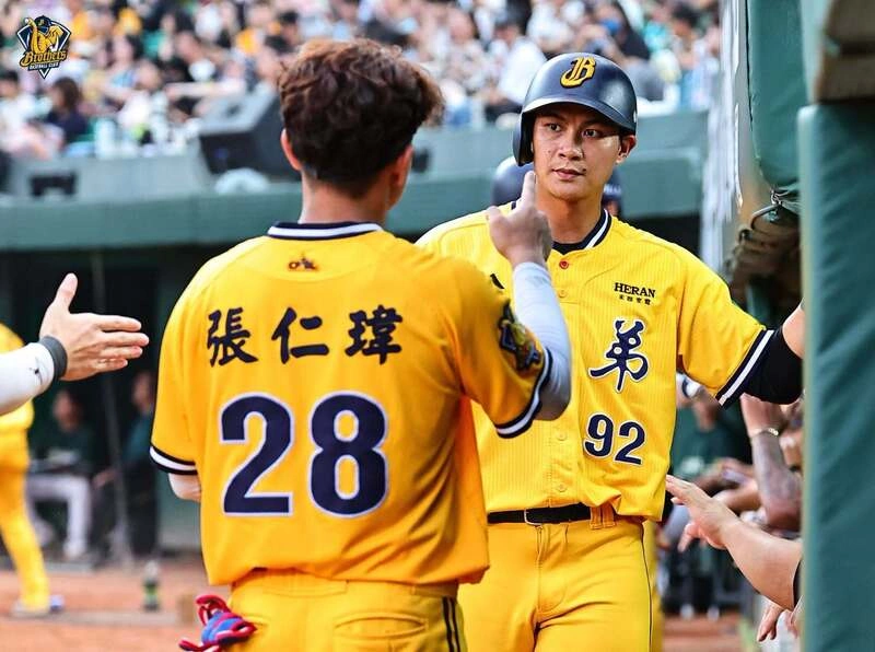 岳政華不想打擊忽冷忽熱　果斷揮棒下半季求穩