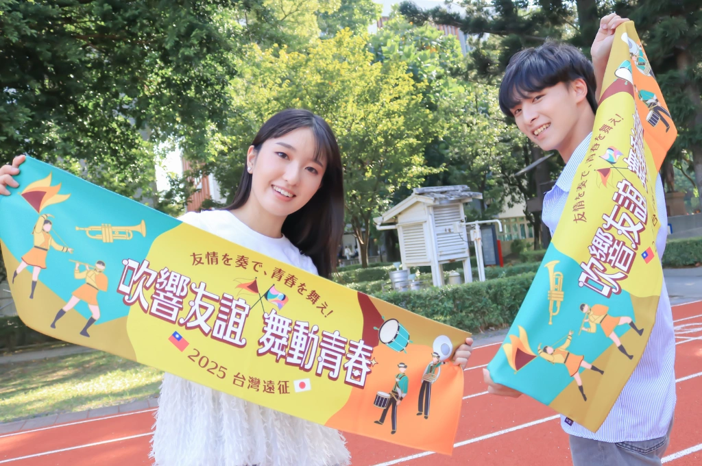 橘色惡魔X翡翠騎士首度聯名!為台日友誼注入創作能量!文總攜手金漫獎漫畫家操刀設計 推出「2025台灣遠征」限定周邊 10/27開放預購