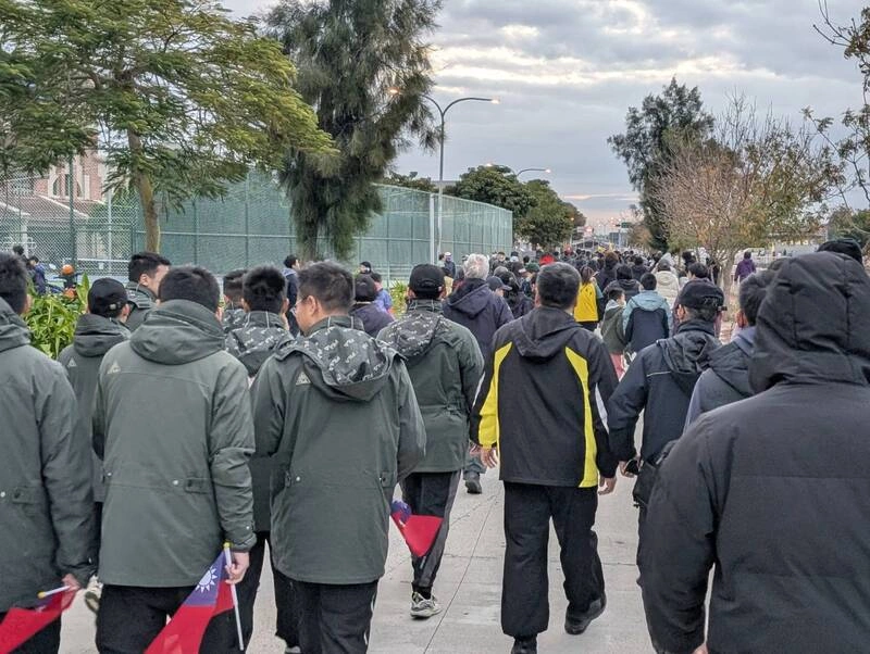 金門金城元旦升旗健走　民眾冷風中迎新年