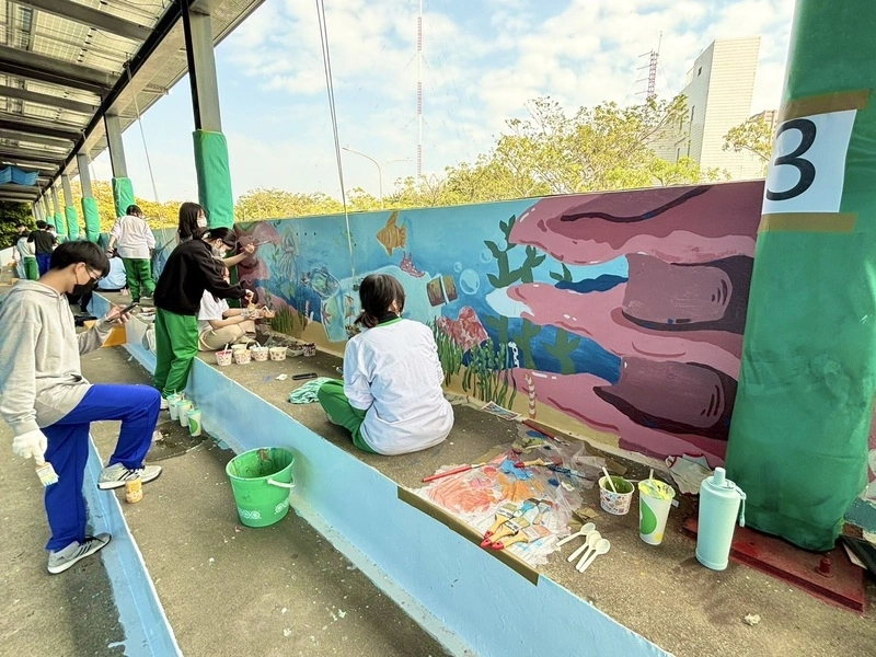鼓山高中美術班彩繪鼓山游泳池