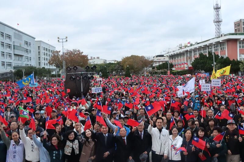 苗栗千人元旦升旗　鍾東錦籲朝野和解