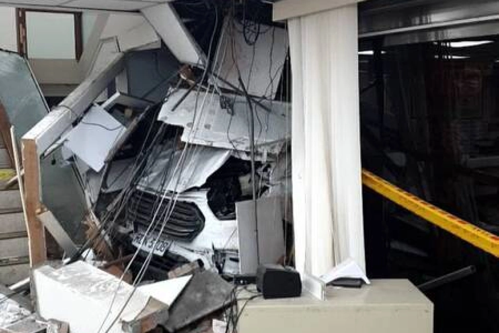 三立採訪車駕駛疑恍神衝撞銀行