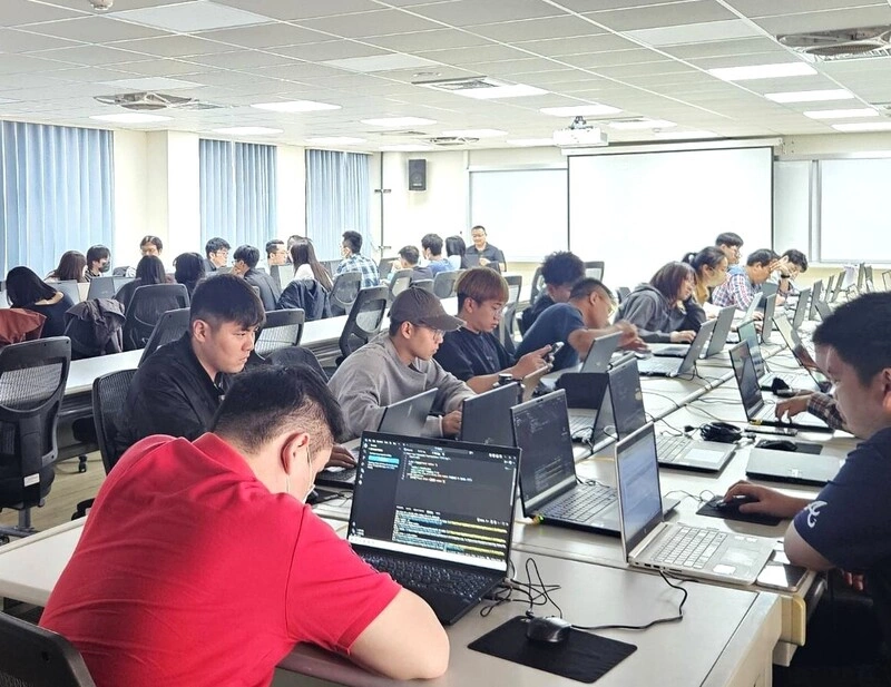 陽明交大高雄電子物理系碩士班招生  錄取率僅4.2%