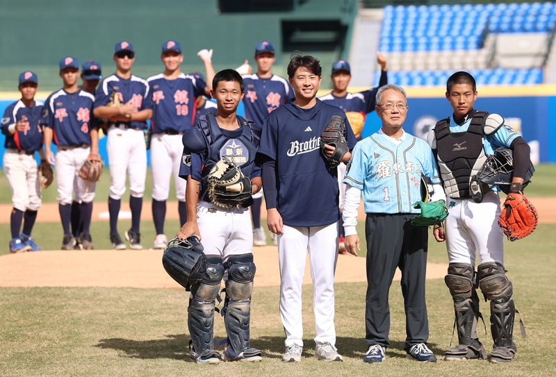 伍立辰替黑豹旗開球