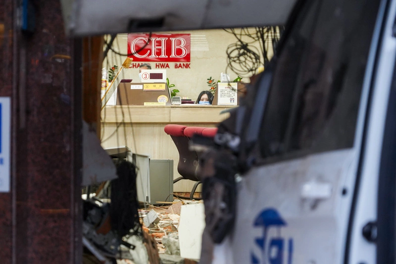 三立採訪車失控撞北市銀行（3）