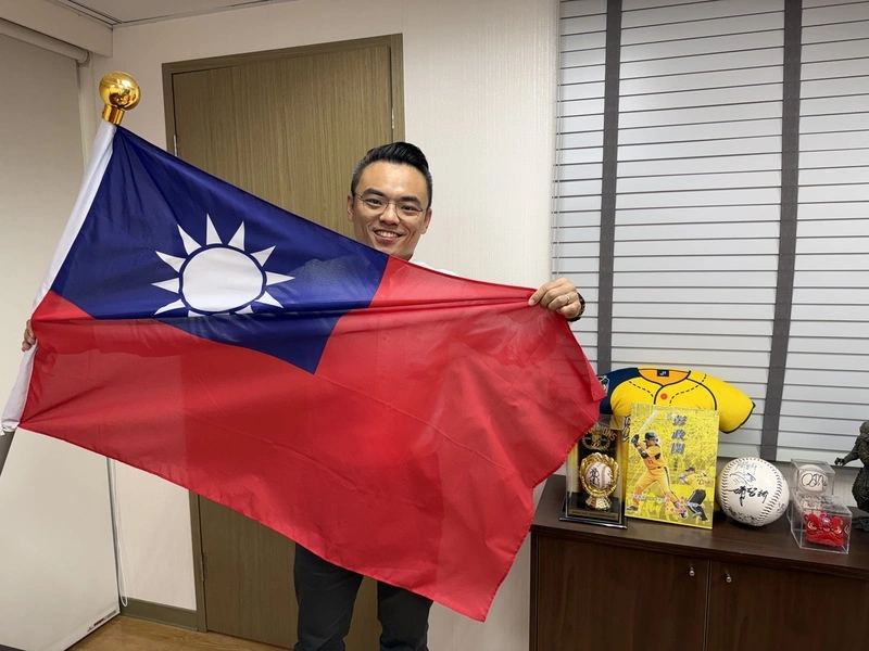 洪孟楷赴日挺中華隊　發雞排祭品文集氣盼闖WBC複賽