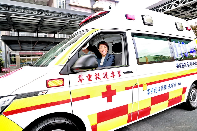 南投消防獲贈救護車　許淑華代表接受