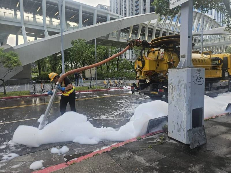 高鐵南港站泡沫溢流路面　北市環保局開罰6000元