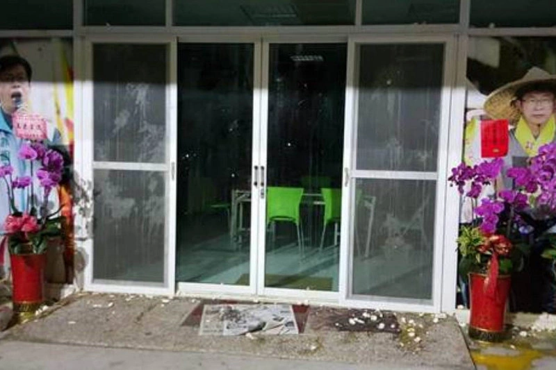 郭國文總部被噴漆 男投案稱不滿藍綠惡鬥