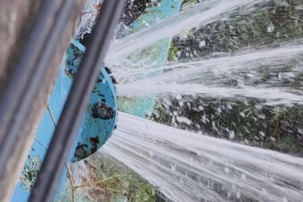 銅鑼中平大橋自來水管修復又爆　水公司調料處理