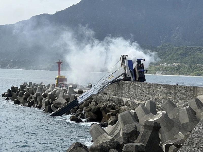 台東成功漁港吊車翻覆