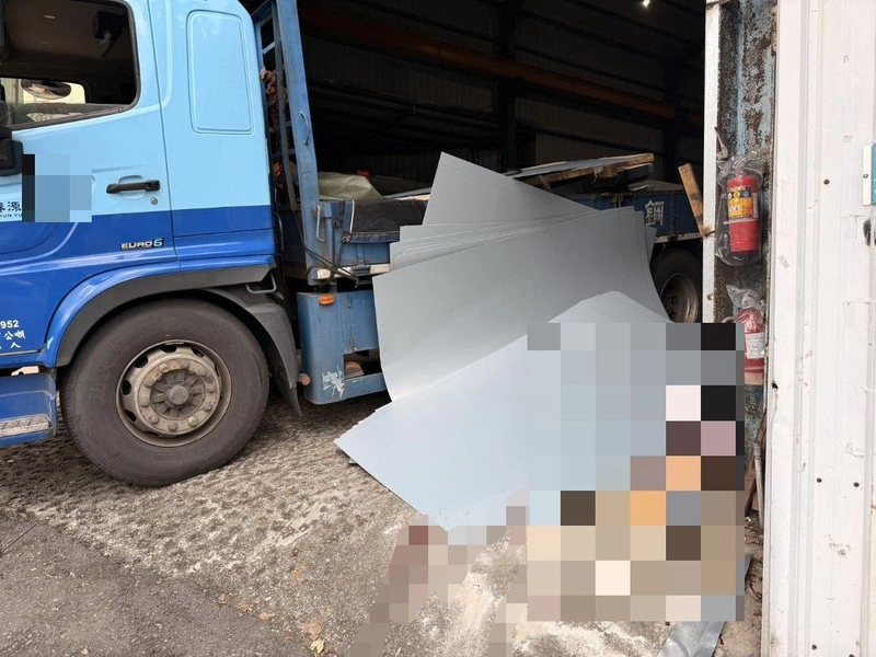 新北深坑司機卸貨遭鋼板重壓頭胸死亡
