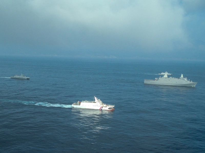 海軍、海巡首度實兵演練　玉山軍艦靠港戰略物資接轉
