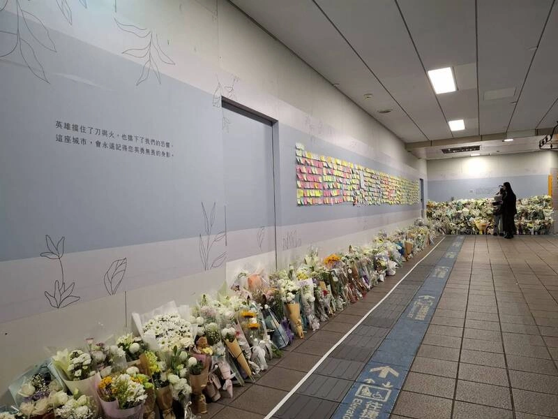 台北車站M7出口設悼念牆　永誌余家昶英勇身影