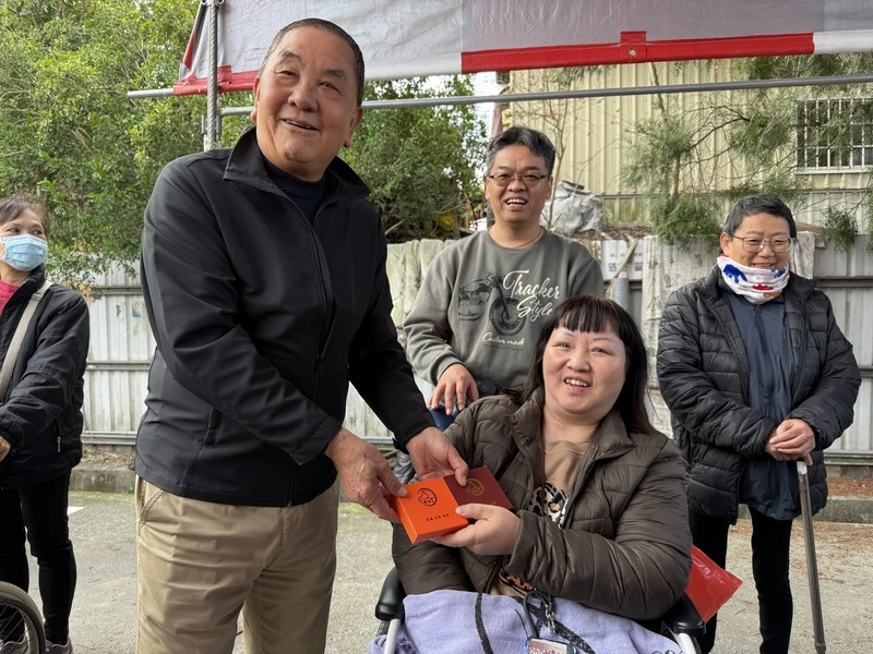 竹山紫南宮主委莊秋安發馬年錢母給信眾