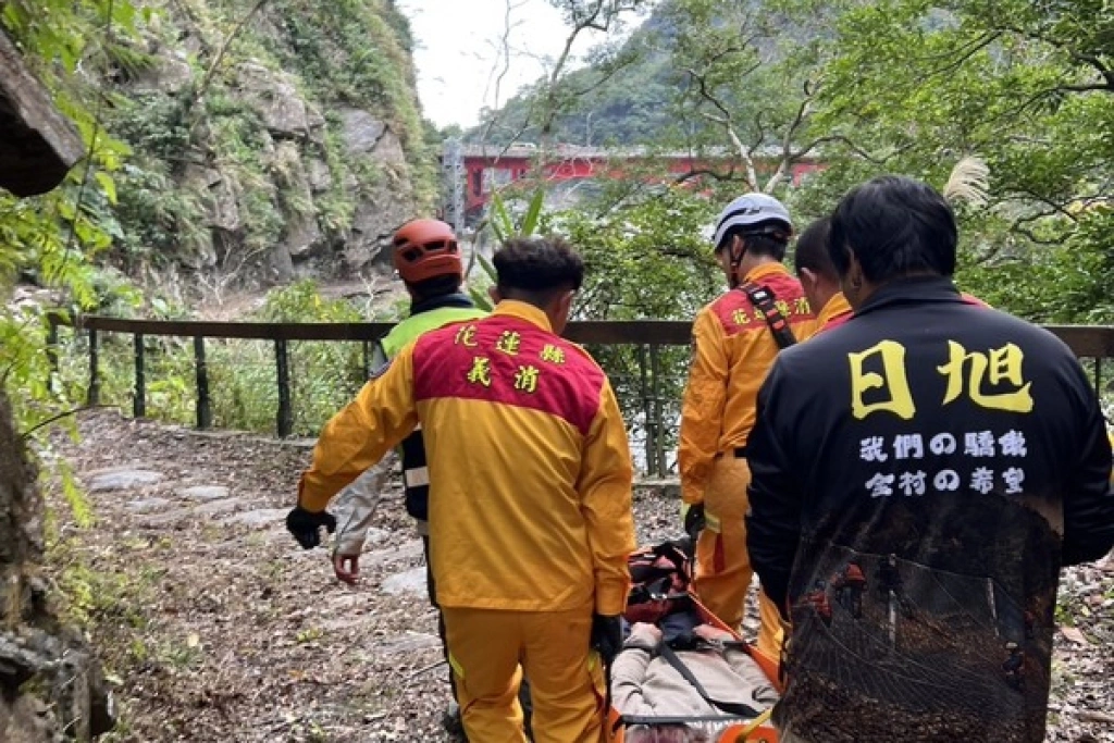 族人務農連人帶車滑落砂卡礑步道　頭部受創送醫