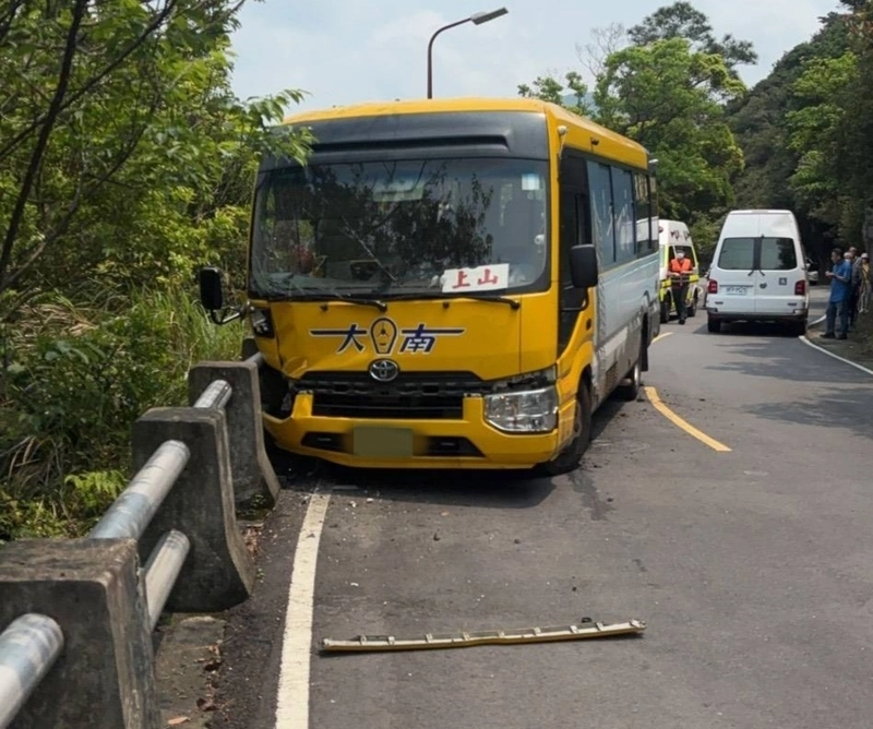公車行經台北北投疑不慎打滑撞護欄　釀15輕傷