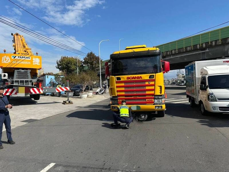 台中曳引車右轉撞機車　女騎士捲車底身亡