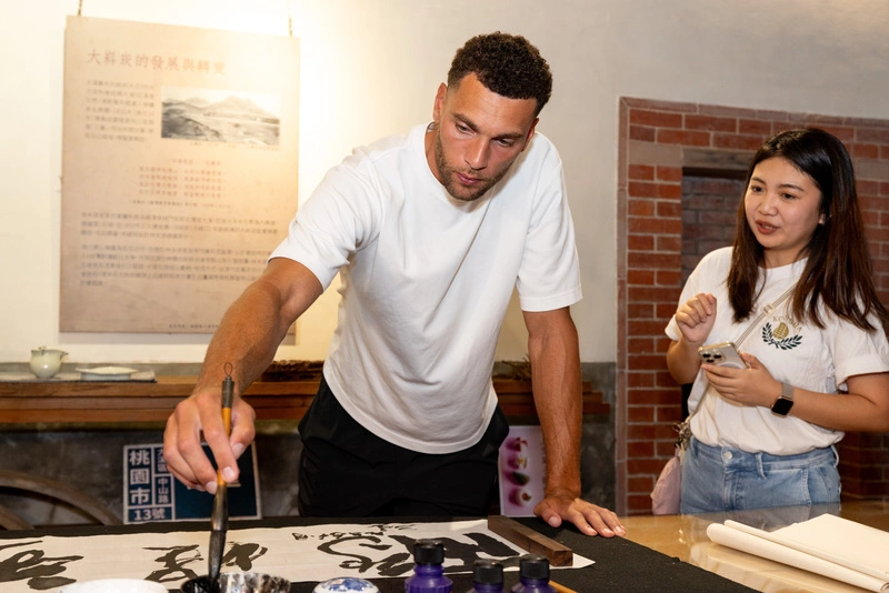 NBA球星拉文走訪大溪　揮毫擲筊感受桃園文化