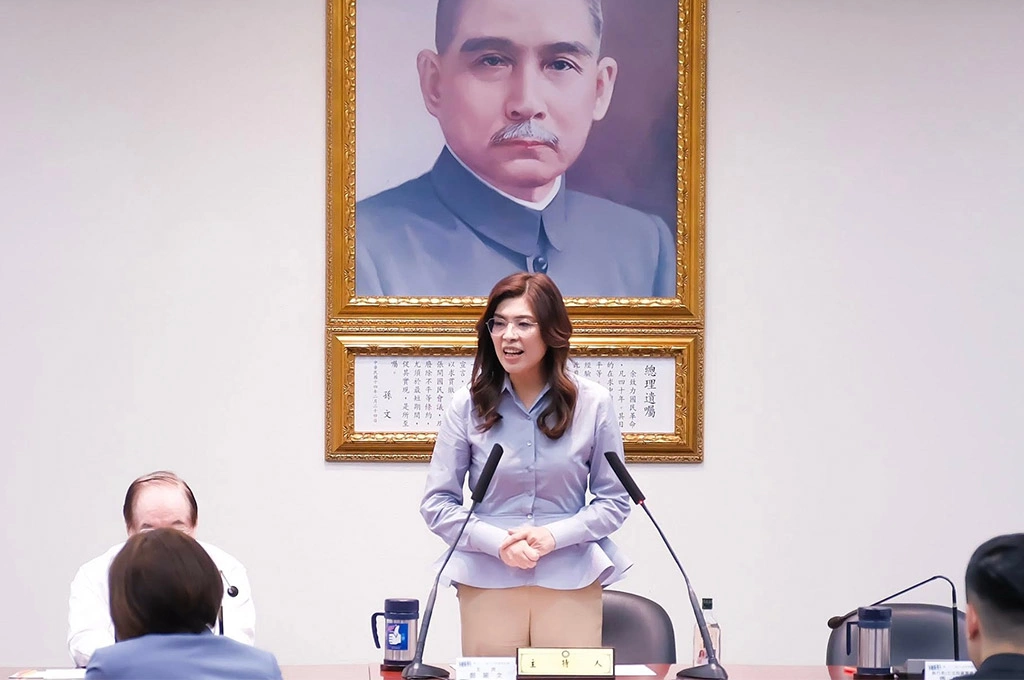 鄭麗文否認問鼎2028：「這實在很瞎」 同步透露擬研議國民黨版國防法案