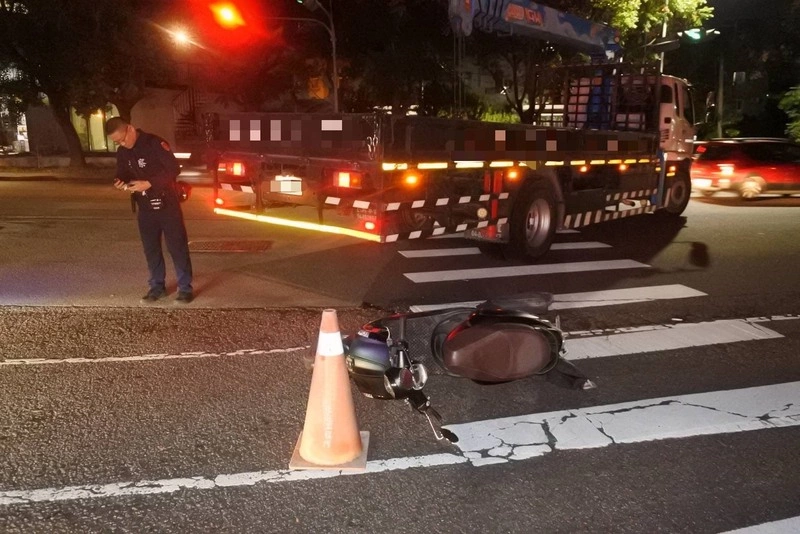 台中機車碰撞大貨車　騎士傷重不治