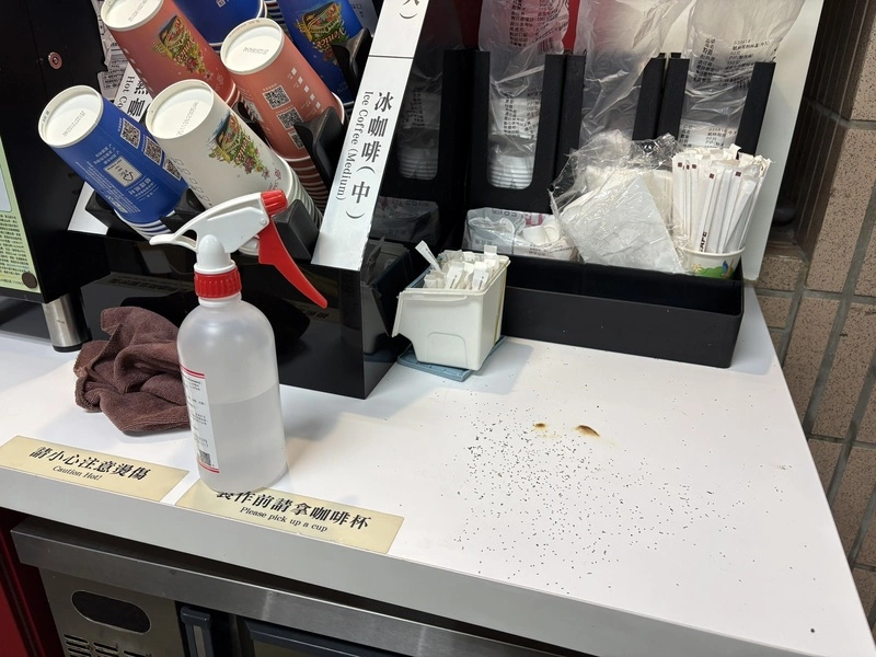 新北地院火警　民眾噴酒精點火燒螞蟻桌子留焦痕