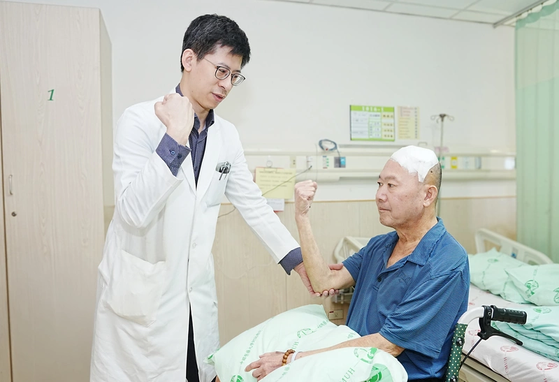 中風男突癱軟竟因腦瘤 醫清醒開顱手術助恢復行走