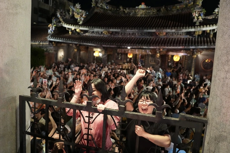 沈伯洋保安宮開箱政見大秘寶　王世堅贈雷神之鎚