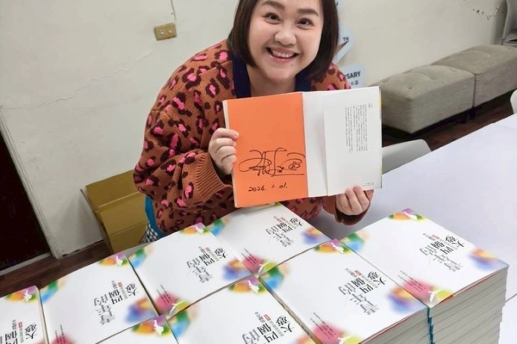 鍾欣凌回紙風車做公益　讓孩子踏上藝術第一哩路