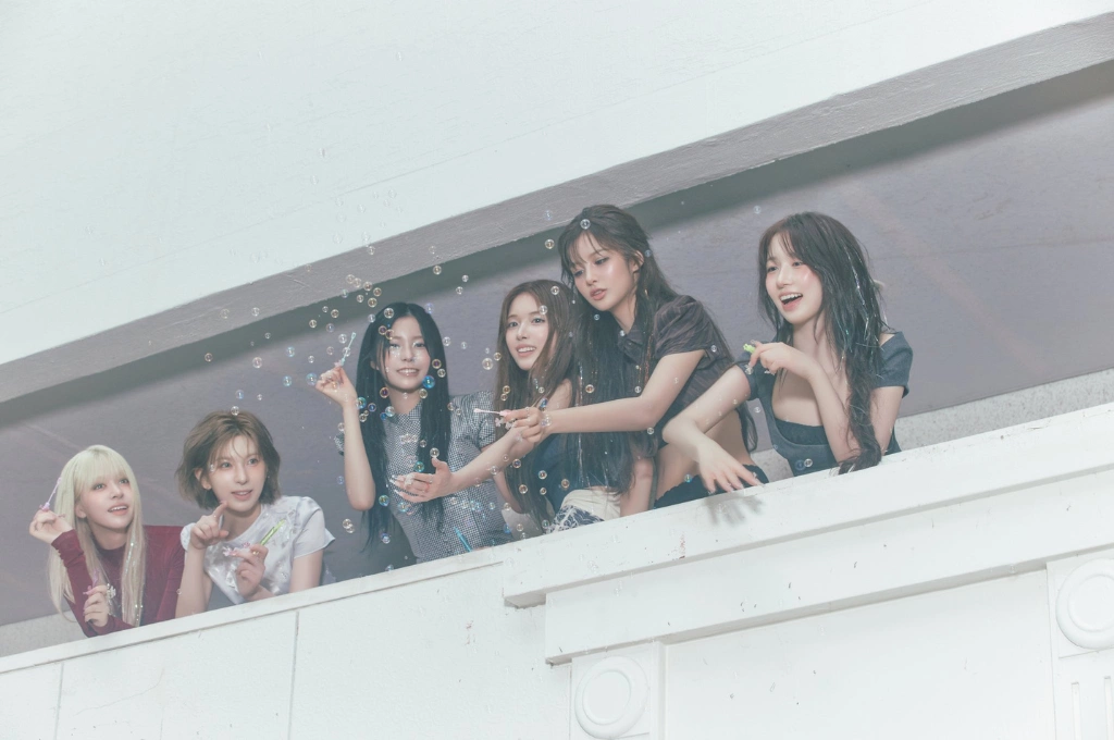 NMIXX首張正規專輯《Blue Valentine》好評如潮！同名主打曲擊敗《Kpop獵魔女團》主題曲〈Golden〉登上韓國Melon音源榜首，11月舉行首場世巡演唱會《EPISODE 1: ZERO FRONTIER》