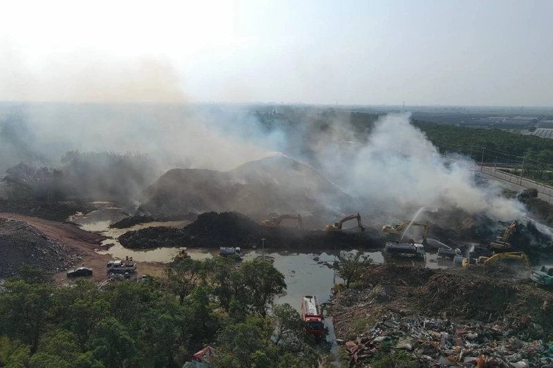 台南風災廢棄物暫置場殘火悶燒　持續澆灌降溫