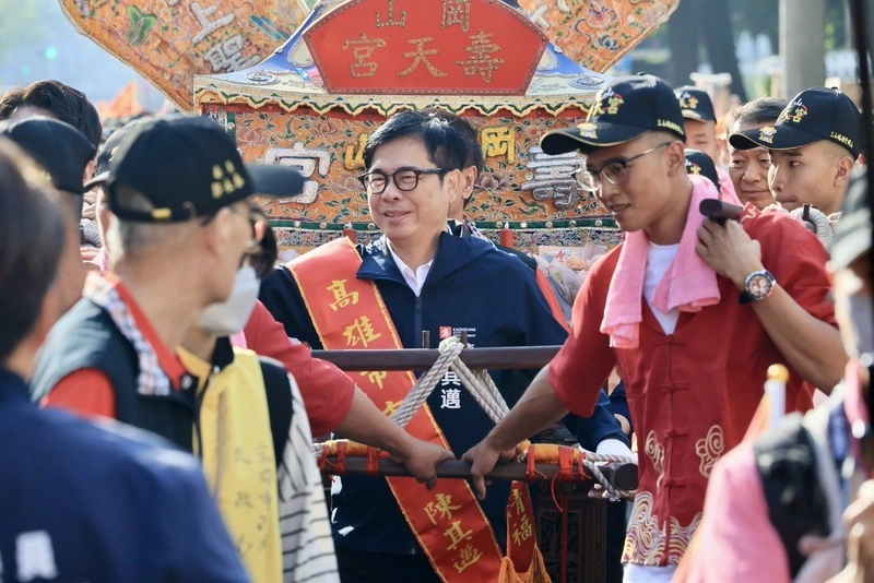 高雄三山媽祖合體白沙屯媽祖遶境　陳其邁扶轎